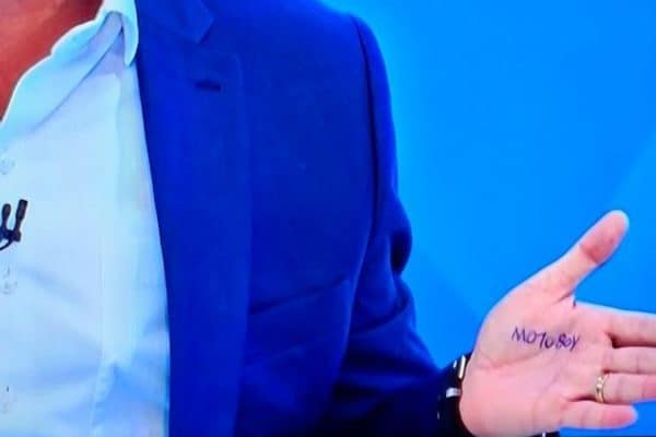 Flávio Bolsonaro usa anotações na mão durante sabatina na Globo