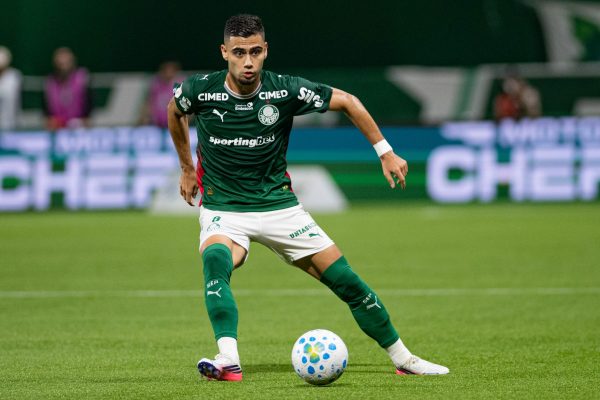 Andreas Pereira pede desculpas após expulsão em jogo do Palmeiras contra Athletico-PR