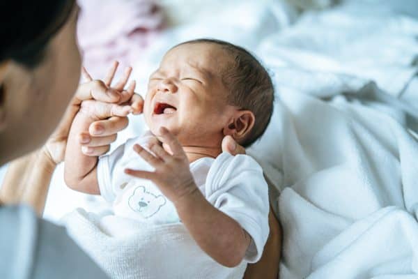 Técnica com 5 passos para acalmar bebê chorando é ensinada por médica