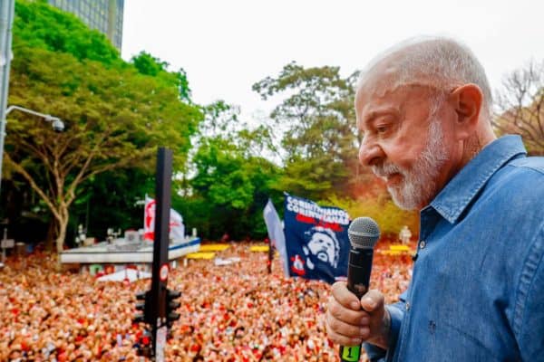Em Porto Alegre, Lula critica avanço da direita no RS e exalta resistência