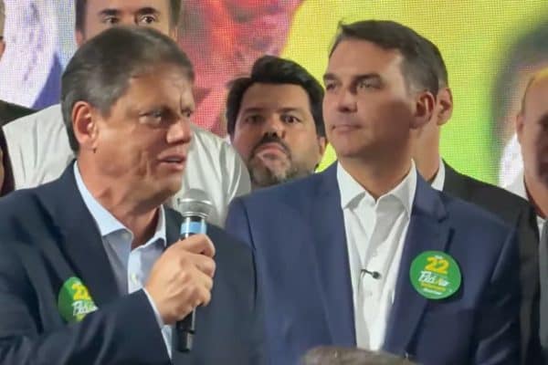 Flávio Bolsonaro encerra campanha em Guarulhos por sugestão de Tarcísio