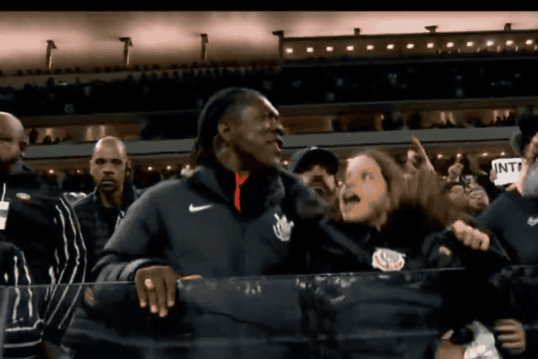 Seedorf participa de coreografia com torcida do Corinthians na Neo Química Arena