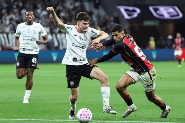 Corinthians empata com Vitória e completa 10 jogos sem vencer no Brasileirão