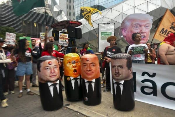 Protesto em SP critica Meta, Flávio Bolsonaro, Trump e Zuckerberg