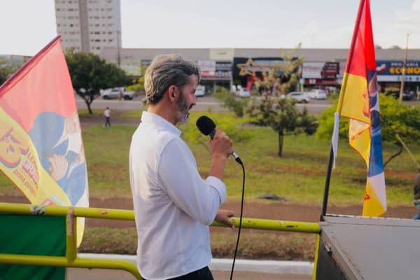 Caminhadas com trio elétrico destacam agenda de Leandro Grass no DF