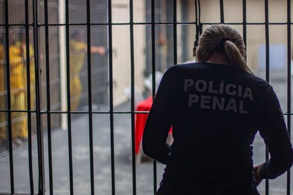 Tecnologia bloqueia celulares para combater crimes em presídios