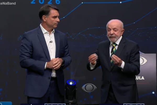 Lula critica proposta de Flávio Bolsonaro sobre Bolsa Família em campanha