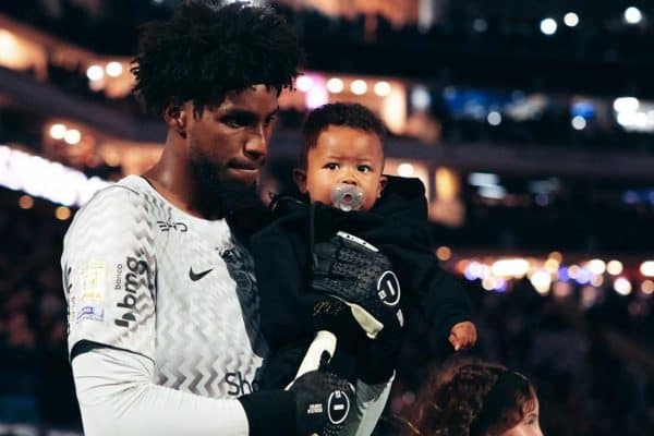 Thiaguinho agradece goleiro do Corinthians por gesto com seu filho em campo