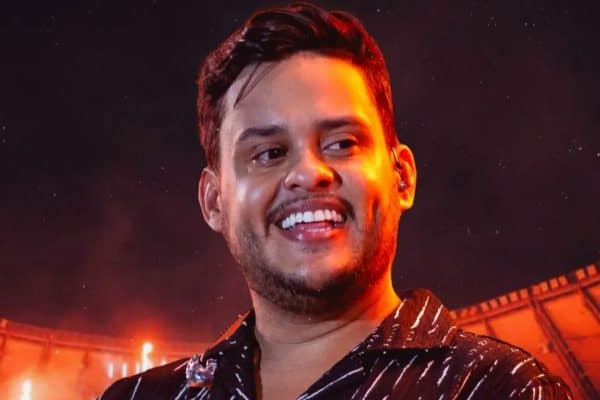 Thiago Aquino responde a críticas após beijo da filha: “Foi de raspão”