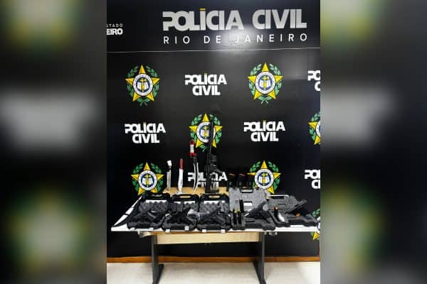Polícia do RJ desmantela esquema de falsificação de documentos para compra de armas