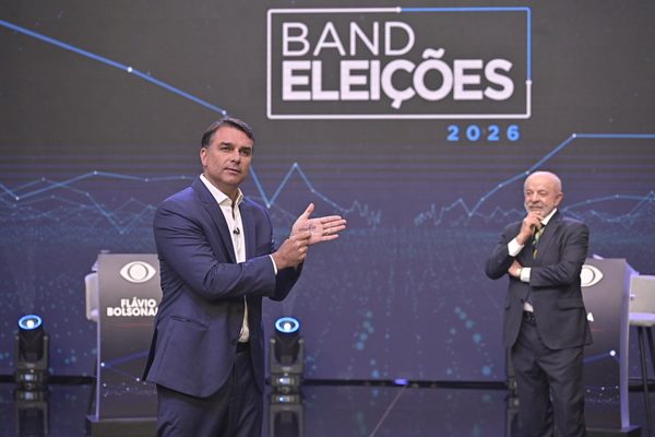 Flávio Bolsonaro Adota Estratégia de “Pacote de Bondades” Com Lula Próximo nas Pesquisas