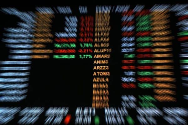Ibovespa supera 208 mil pontos após pesquisa mostrar Flávio Bolsonaro à frente
