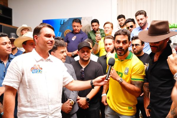 Em Goiás, Flávio Bolsonaro recebe apoio de mais de 30 artistas sertanejos