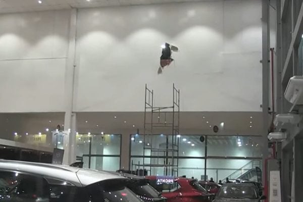 Funcionário de loja em SP é empurrado por colega e cai de 6 metros