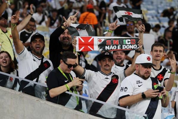 Torcedores do Vasco provocam Fla-Flu no Maracanã com faixa polêmica