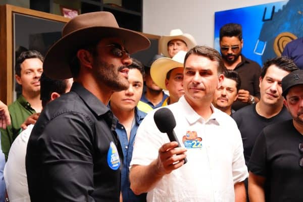 Gusttavo Lima pede a Flávio para manter programas sociais: “Próximo presidente”