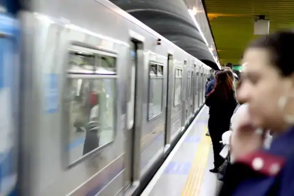 Metrô de SP começa a aceitar Pix em máquinas de autoatendimento nas estações