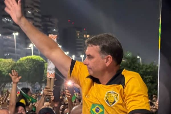 Flávio Bolsonaro recebeu R$ 4 milhões de advogado antes de votação no Senado