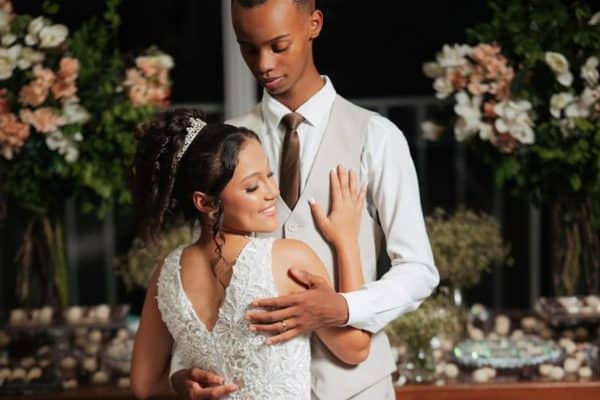 Jovem desmaia duas vezes em casamento em Minas após prometer não chorar
