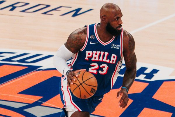 LeBron James estreia e 76ers vencem Knicks no primeiro jogo da NBA