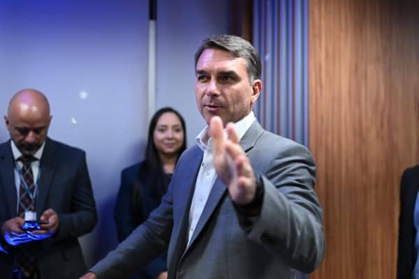 Aliados de Flávio Bolsonaro questionam pesquisa Quaest e dizem que está “fora da realidade”