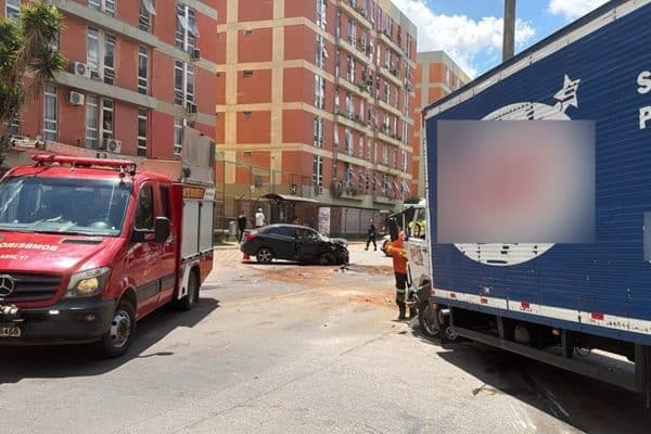 Acidente no Guará II entre caminhão e carro deixa motorista ferido e interdita via