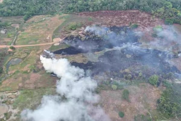Proprietário em Careiro da Várzea é multado em R$ 100 mil por queimar pneus
