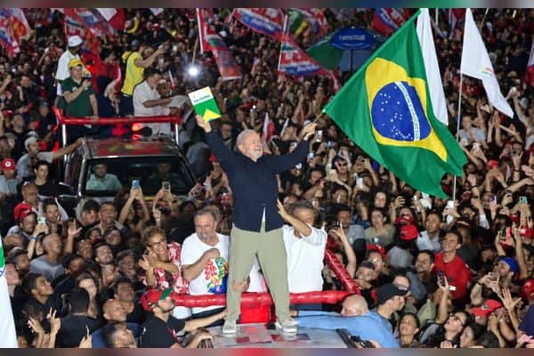 Em BH, Lula lidera ato final e puxa coro de “eu acredito”