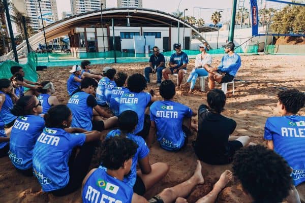 Elmer Calvis, treinador de vôlei de praia, visita jovens do Sesc-DF
