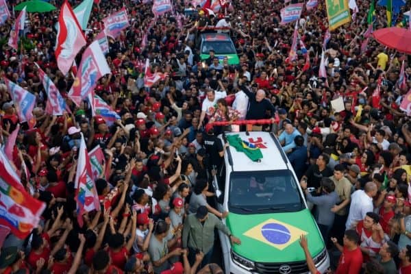Lula recebe primeiro celular e anuncia entrada no canal de Janones