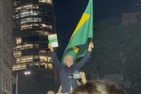 Manifestantes exibem faixa “Fora, Lula” durante evento do presidente em BH