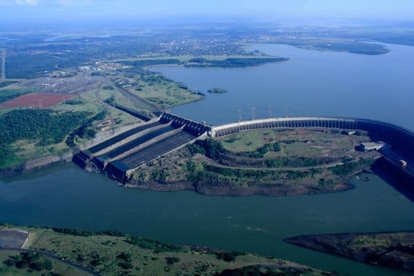 EUA firma parceria com Paraguai para utilizar energia de Itaipu em projeto de IA