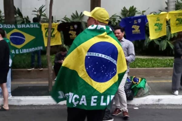 Ausências de Marçal e Pavanato em Ato Pró-Flávio Reúnem Alunos de Direita
