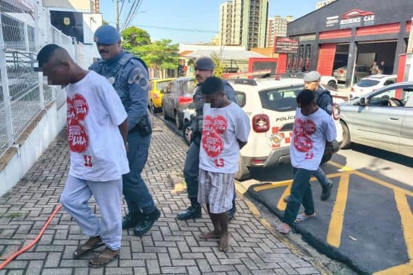 PM prende jovens com camiseta de Lula; mãe alega que situação foi forjada