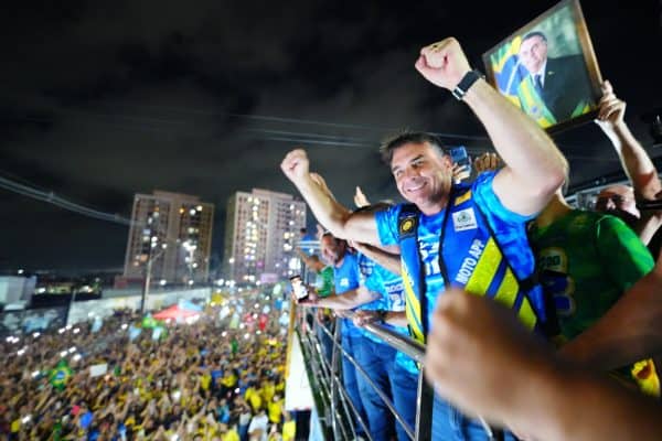 Flávio Bolsonaro afirma que não acabará com Bolsa Família e direitos dos gays