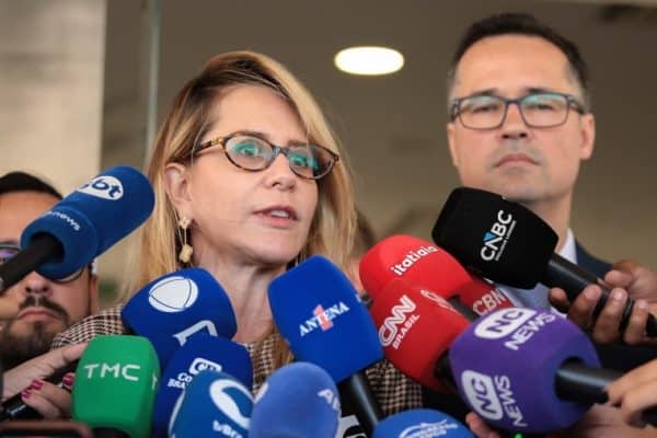 Flávio Bolsonaro aceita abrir sigilos após conferência de documentos de Lula