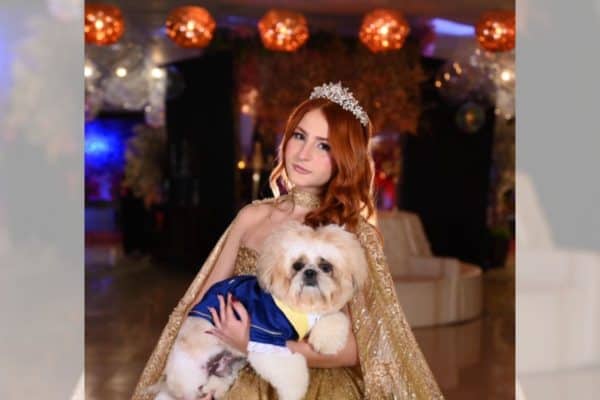 Joana Abella escolhe cachorro como príncipe em sua festa de 15 anos