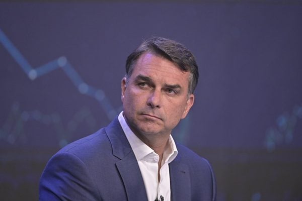 Advogado amigo de Nunes Marques doa R$ 1 milhão para a campanha de Flávio Bolsonaro