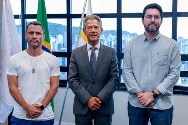 Cleitinho Azevedo visita TJMG e recebe promessa de parceria e diálogo