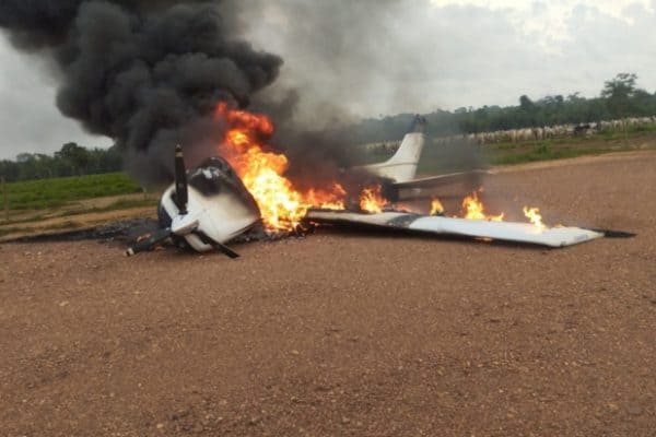 Piloto põe fogo em avião suspeito vindo da Bolívia e foge após cerco da FAB