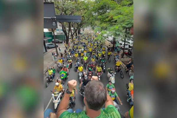 Confira imagens da motociata de Flávio Bolsonaro em BH neste sábado (24/10)