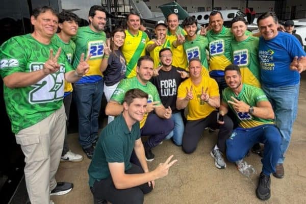 Em BH, Flávio se abraça a deputada que recebia mesada na Farra do INSS