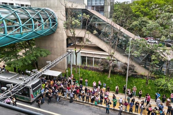 Circulação para na Linha 15-Prata após acidente com guindaste; veja vídeo