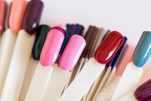 Estudo aponta unhas médias e pintadas de branco como as mais atraentes