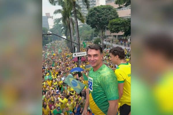 Com multidão e sem discurso: como foi o último ato de campanha de Flávio em MG
