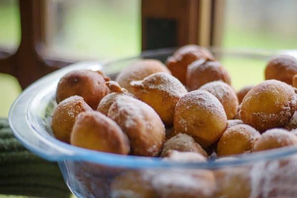 Bolinho de chuva sem leite e sem farinha de trigo derrete na boca