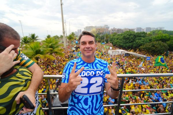 Flávio Bolsonaro reúne multidão nas ruas do Rio ao lado de aliados