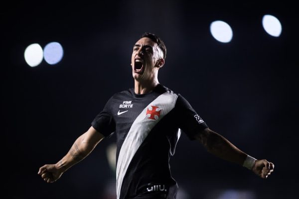 Brasileirão: Vasco vence de virada e mantém Corinthians no Z4