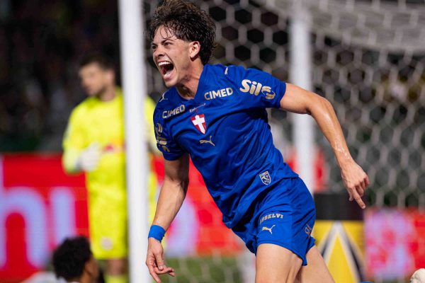 Palmeiras bate Bragantino em Barueri e volta à liderança do Brasileirão