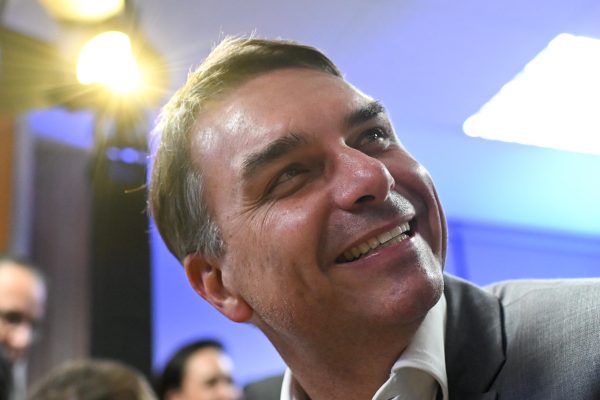 Na véspera da eleição, Flávio Bolsonaro faz live com cantores sertanejos
